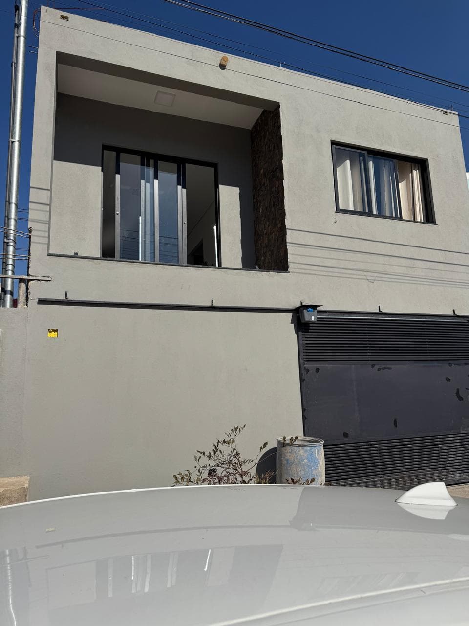 Fachada de residência entregue